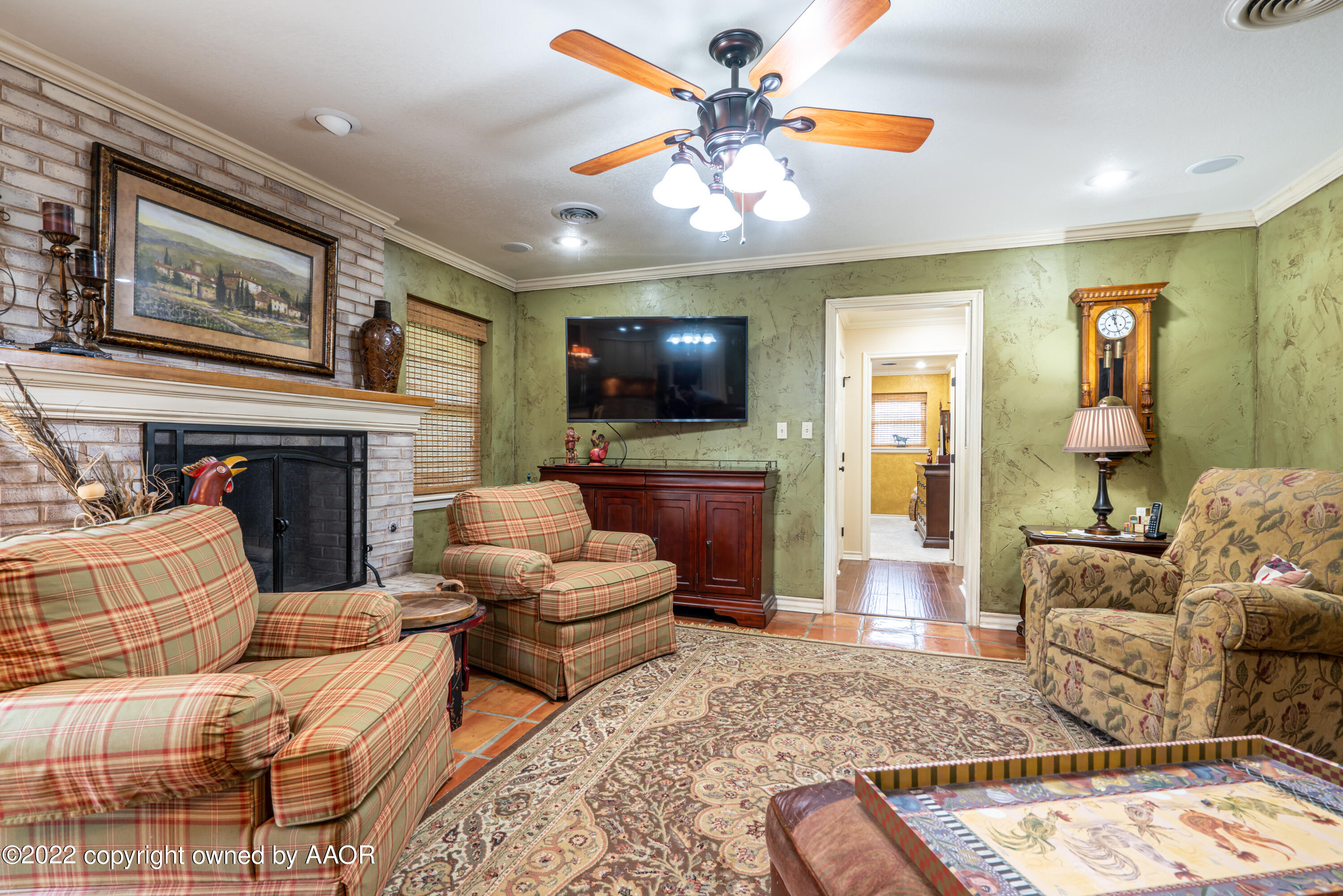 6209 Dreyfuss Road Amarillo, TX 79106 - Photo 9 of 28 a living room with furniture and a flat screen tv