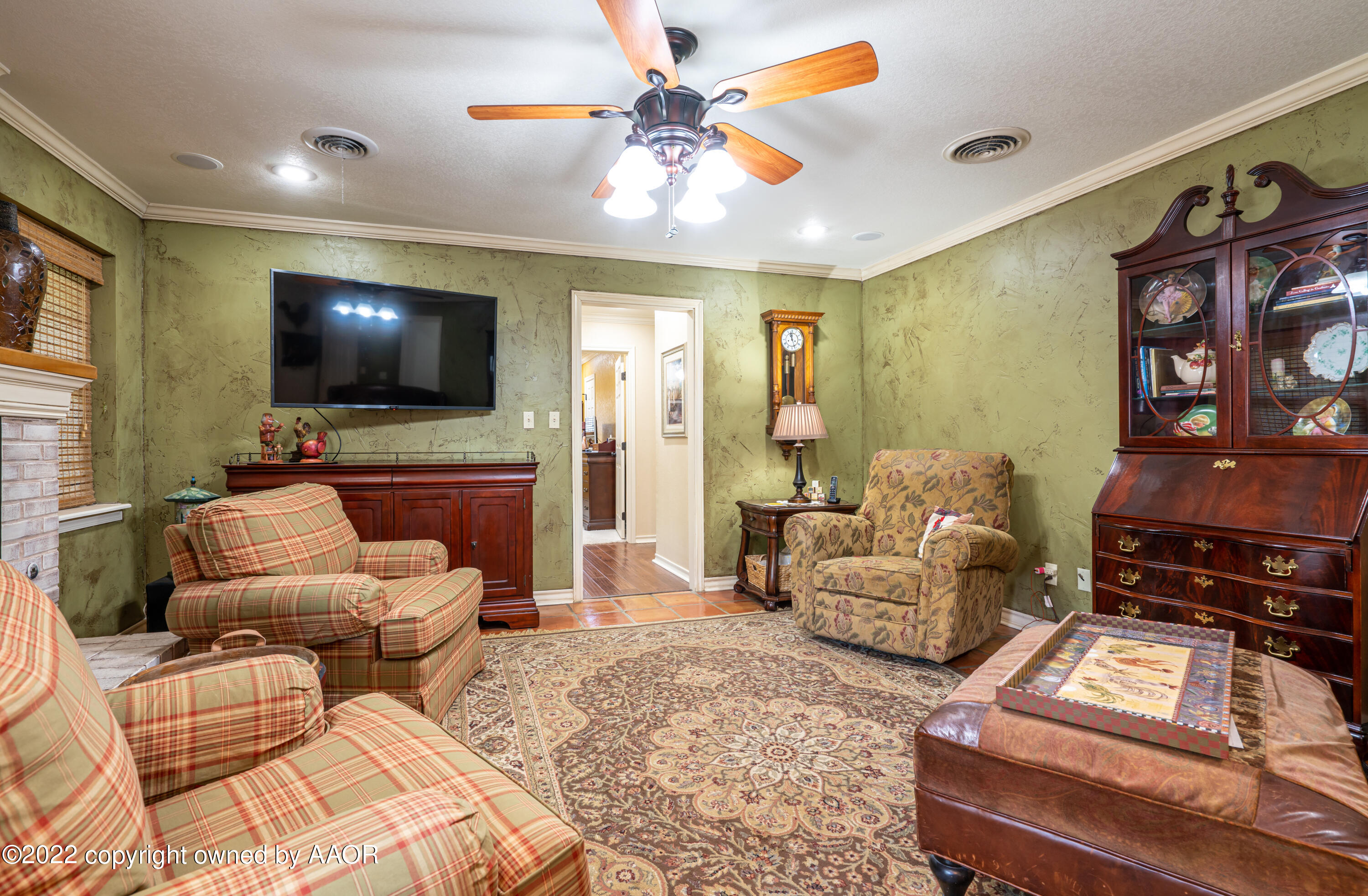 6209 Dreyfuss Road Amarillo, TX 79106 - Photo 10 of 28 a living room with furniture and a flat screen tv