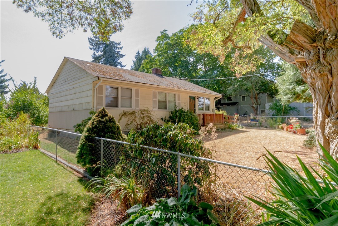 2117 Northeast 16th Street Renton, WA 98056 - Photo 3 of 10