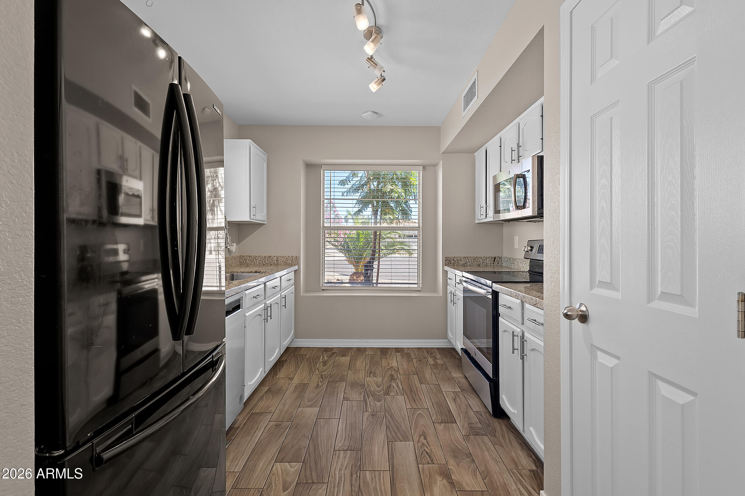 2916 East Amber Ridge Way Phoenix, AZ 85048 - Photo 11 of 33 Kitchen