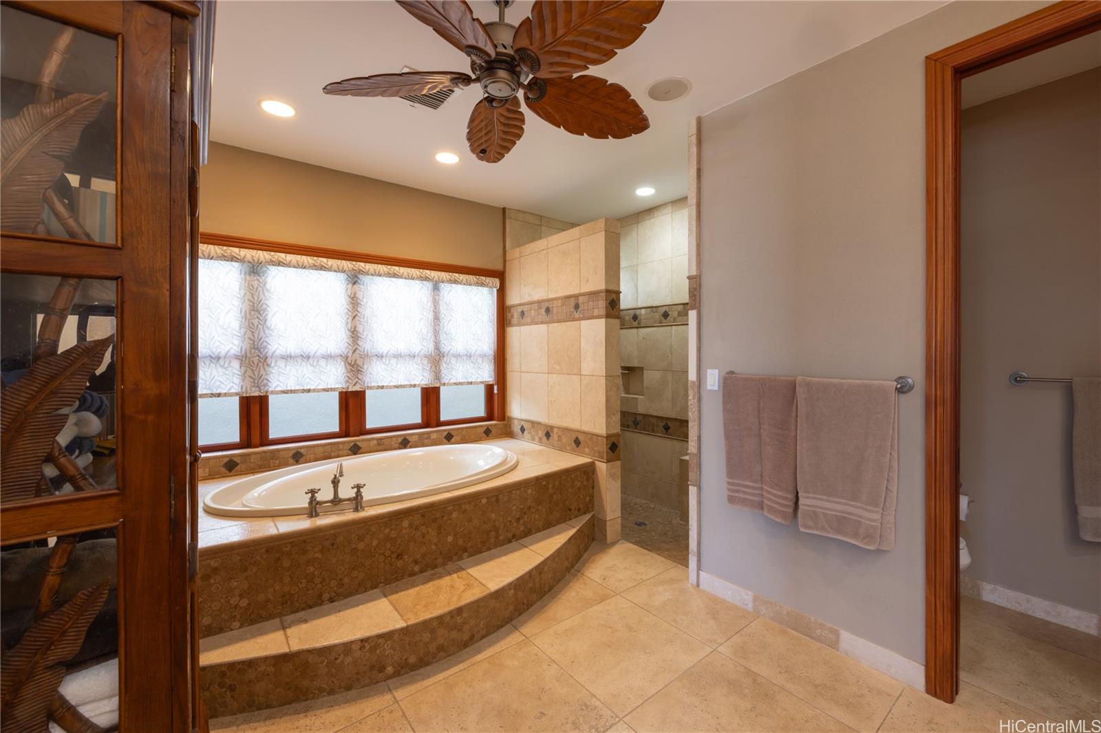 365 Portlock Road Honolulu, HI 96825 - Photo 12 of 25 a bathroom with a tub a sink and a large mirror