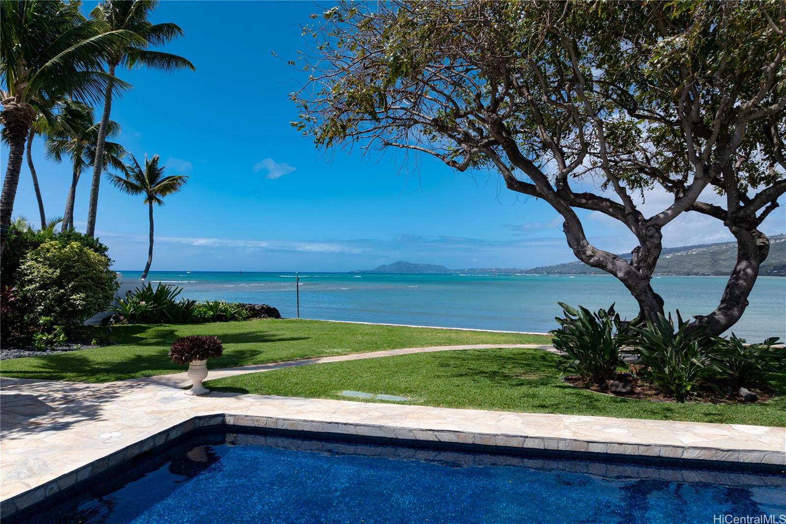 365 Portlock Road Honolulu, HI 96825 - Photo 19 of 25 a view of a yard with an outdoor space