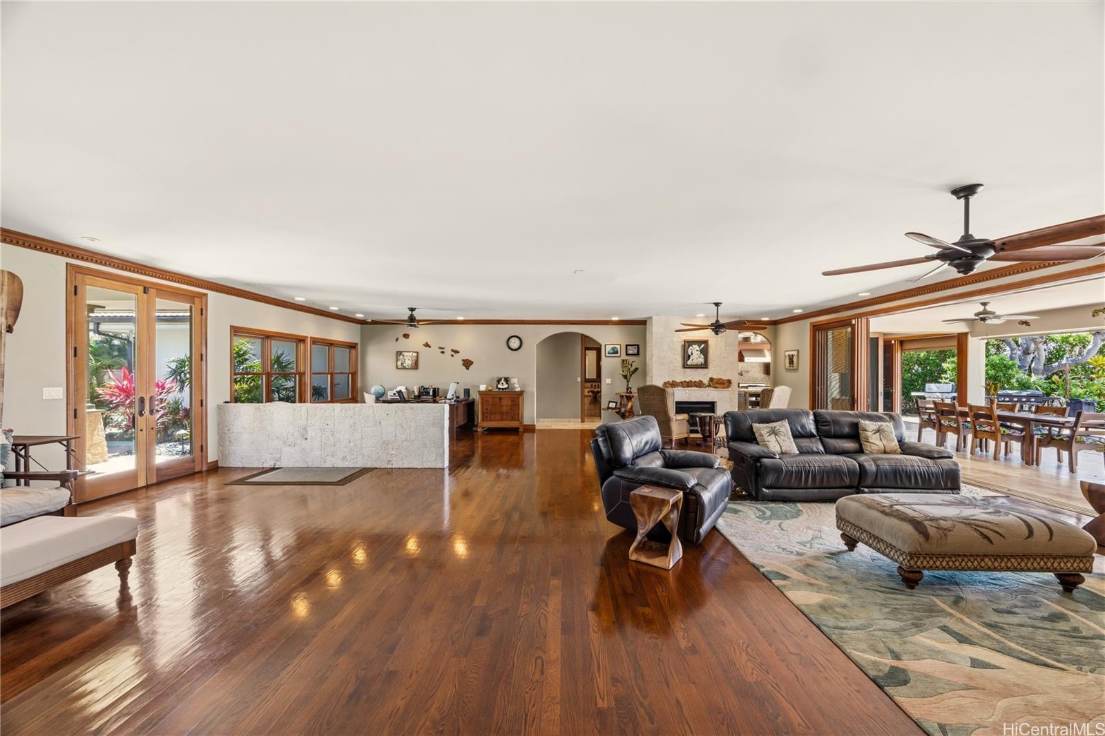 365 Portlock Road Honolulu, HI 96825 - Photo 5 of 25 a living room with furniture and wooden floor