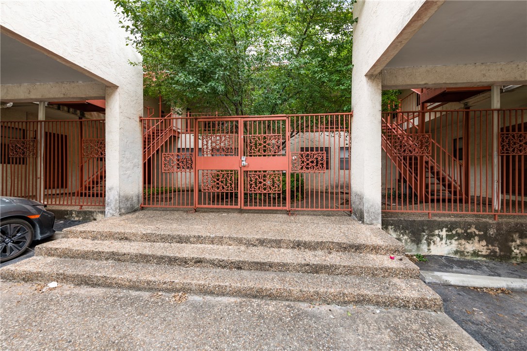 706 West 22nd Street, Unit 202 Austin, TX 78705 - Photo 24 of 24 a backyard of a house with table and chairs
