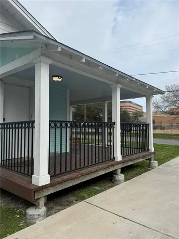 a view of a house with backyard and porch