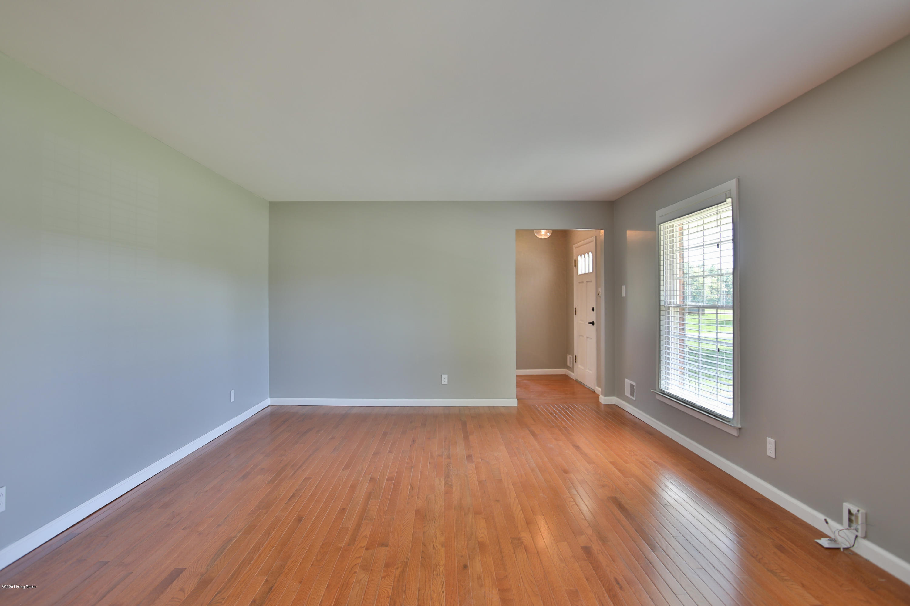 4607 Lowe Road Louisville, KY 40220 - Photo 4 of 37 Living room