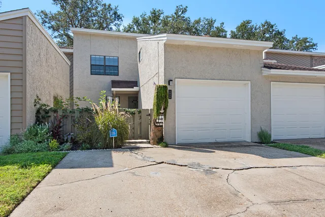 a view of entrance gate of house