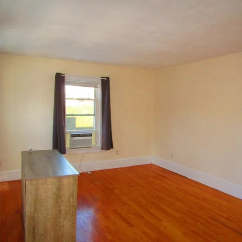 $1,800 | 102 Vernon Street, Unit 2, Northampton, MA 01060