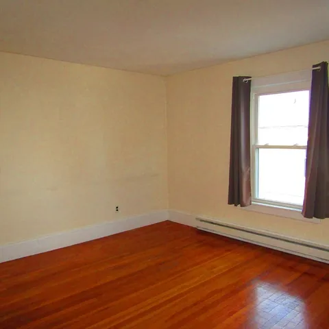 $1,800 | 102 Vernon Street, Unit 2, Northampton, MA 01060