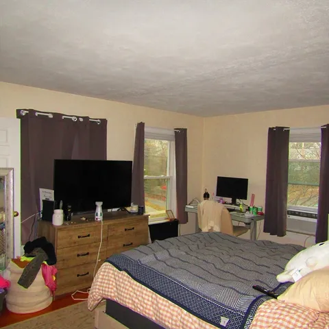 $1,800 | 102 Vernon Street, Unit 2, Northampton, MA 01060