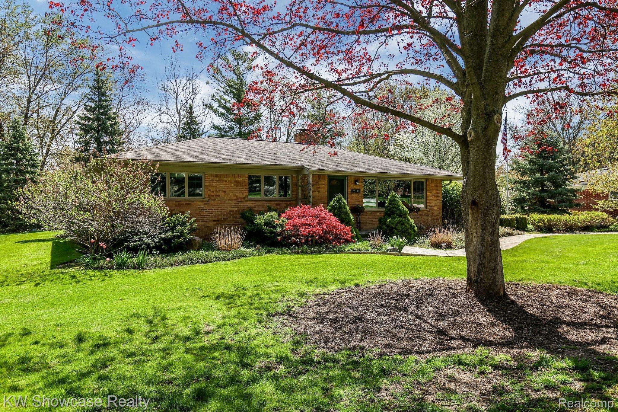 28110 Quail Hollow Road Farmington, MI 48331 - Photo 2 of 31 Gorgeous landscaping & mature trees