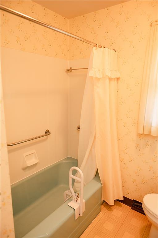 608 Edgewood Drive Apollo, PA 15613 - Photo 16 of 40 a bathroom with a sink and a toilet
