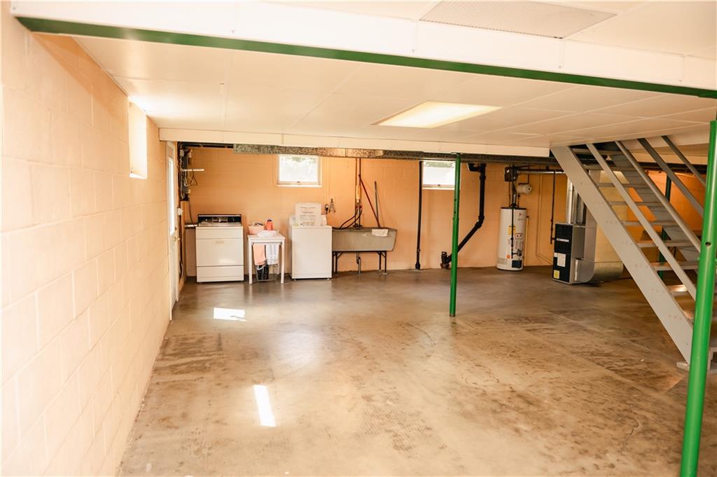 608 Edgewood Drive Apollo, PA 15613 - Photo 33 of 40 a view of an empty room with windows