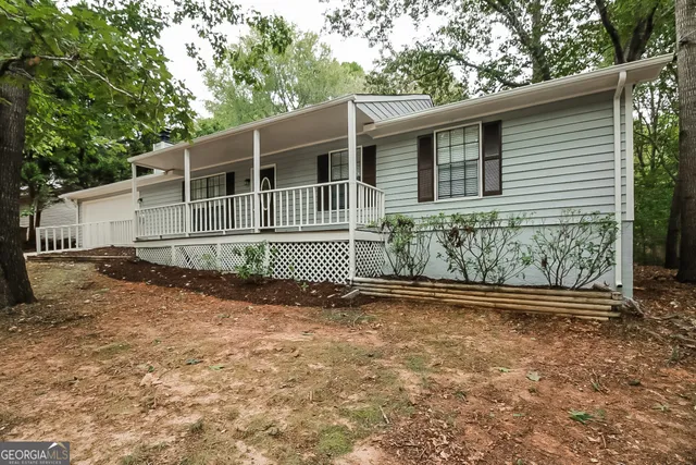 a view of back yard of the house