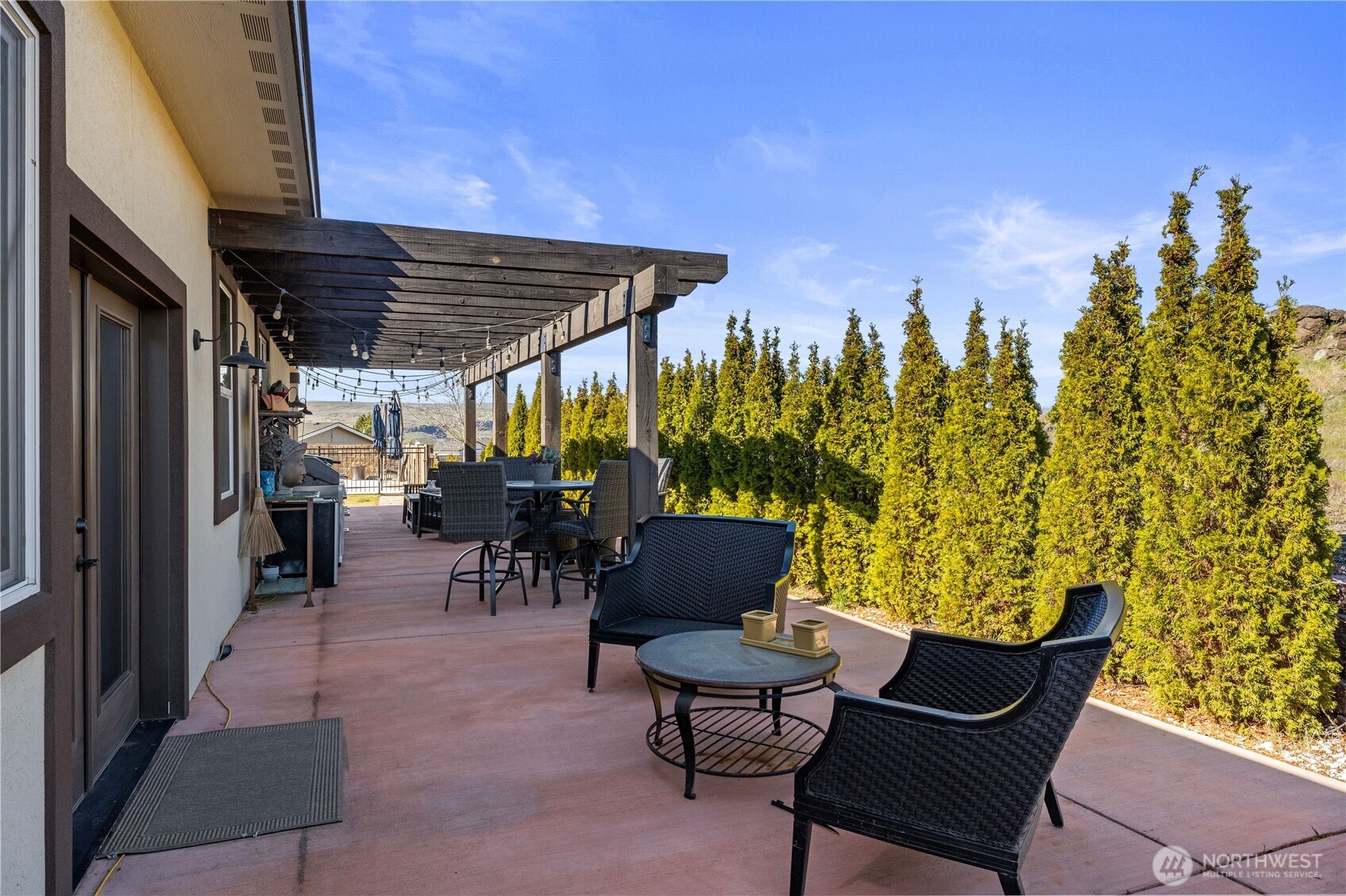 714 Sunset Boulevard Mattawa, WA 99349 - Photo 18 of 40 a building outdoor space with patio furniture and potted plants