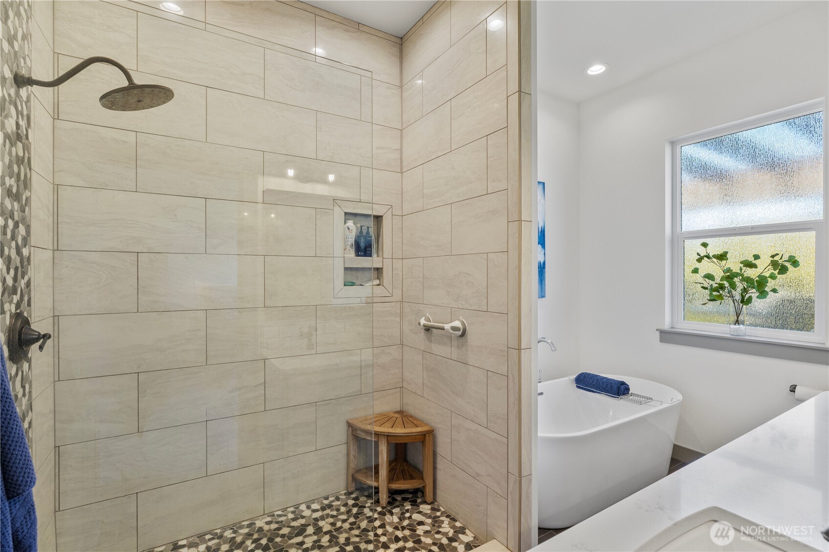 714 Sunset Boulevard Mattawa, WA 99349 - Photo 25 of 40 a bathroom with a toilet a sink a window and tub