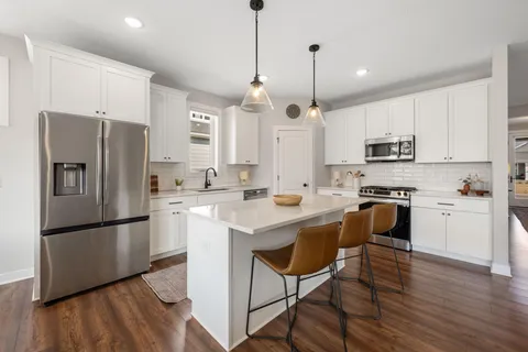 $700,000 | 10811 40th Street North, Lake Elmo, MN 55042