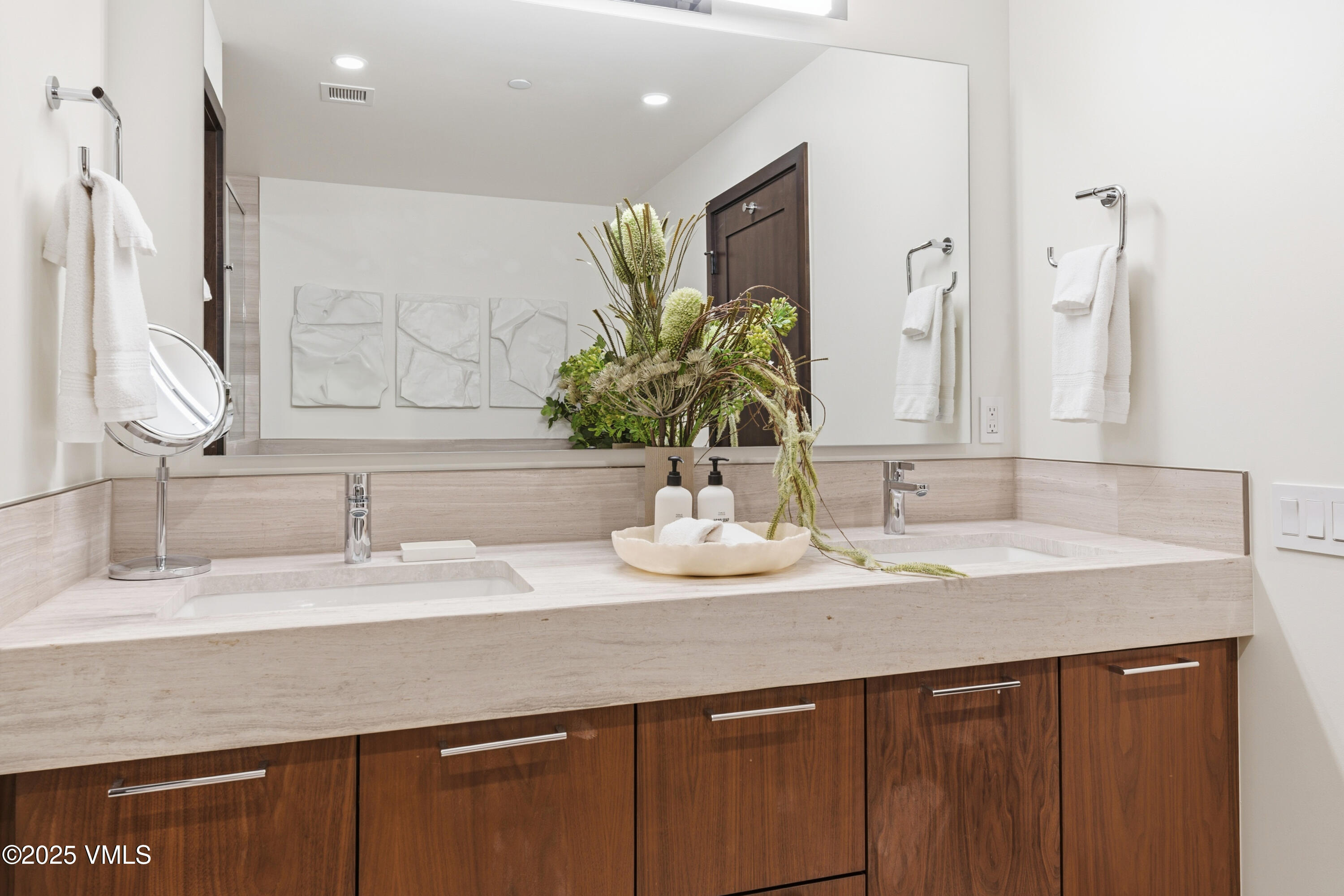 701 West Lionshead Circle, Unit E307 Vail, CO 81657 - Photo 22 of 36 lion-e307-0871_54987394883_o