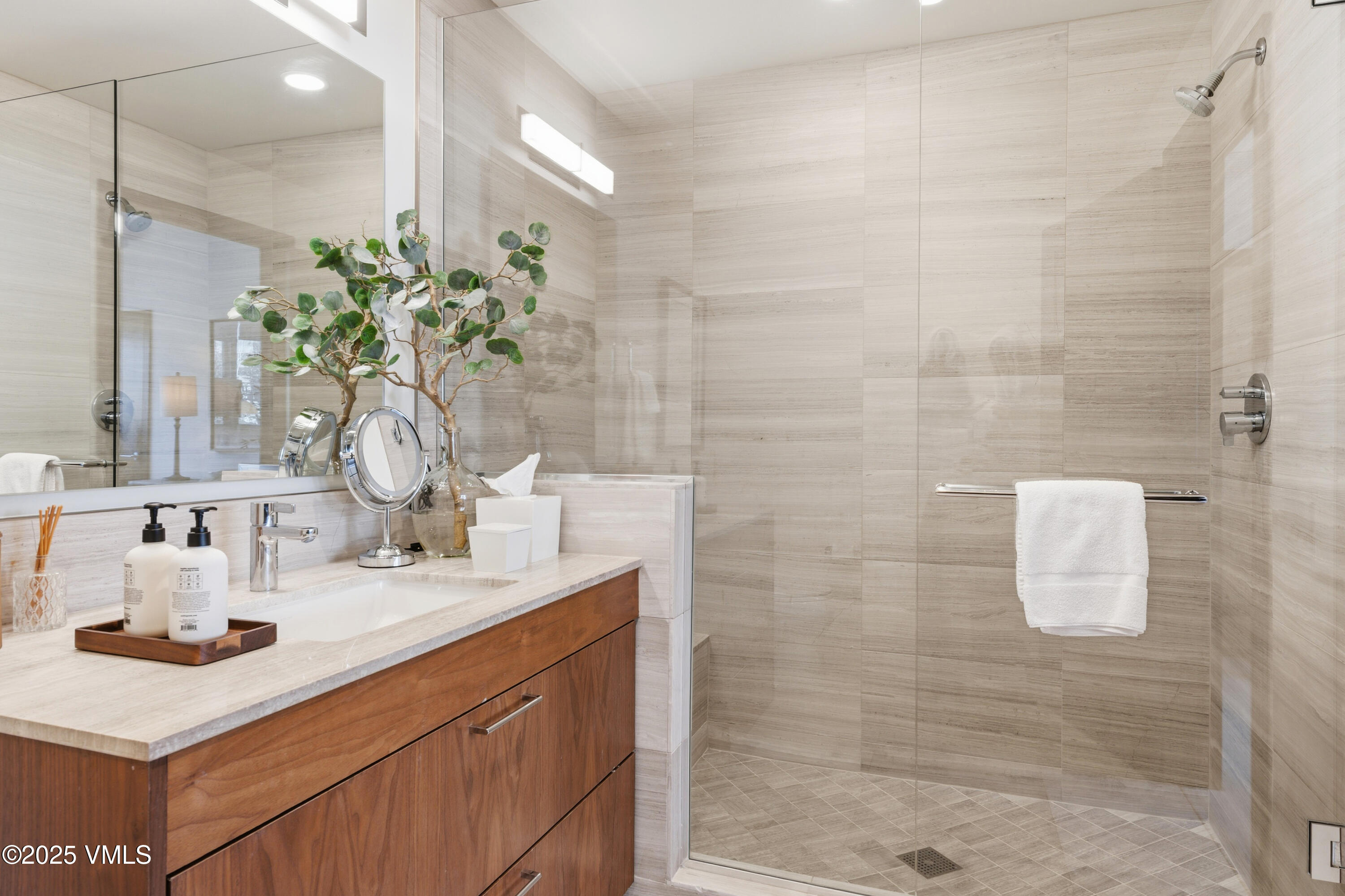 701 West Lionshead Circle, Unit E307 Vail, CO 81657 - Photo 29 of 36 Guest En-Suite Bathroom