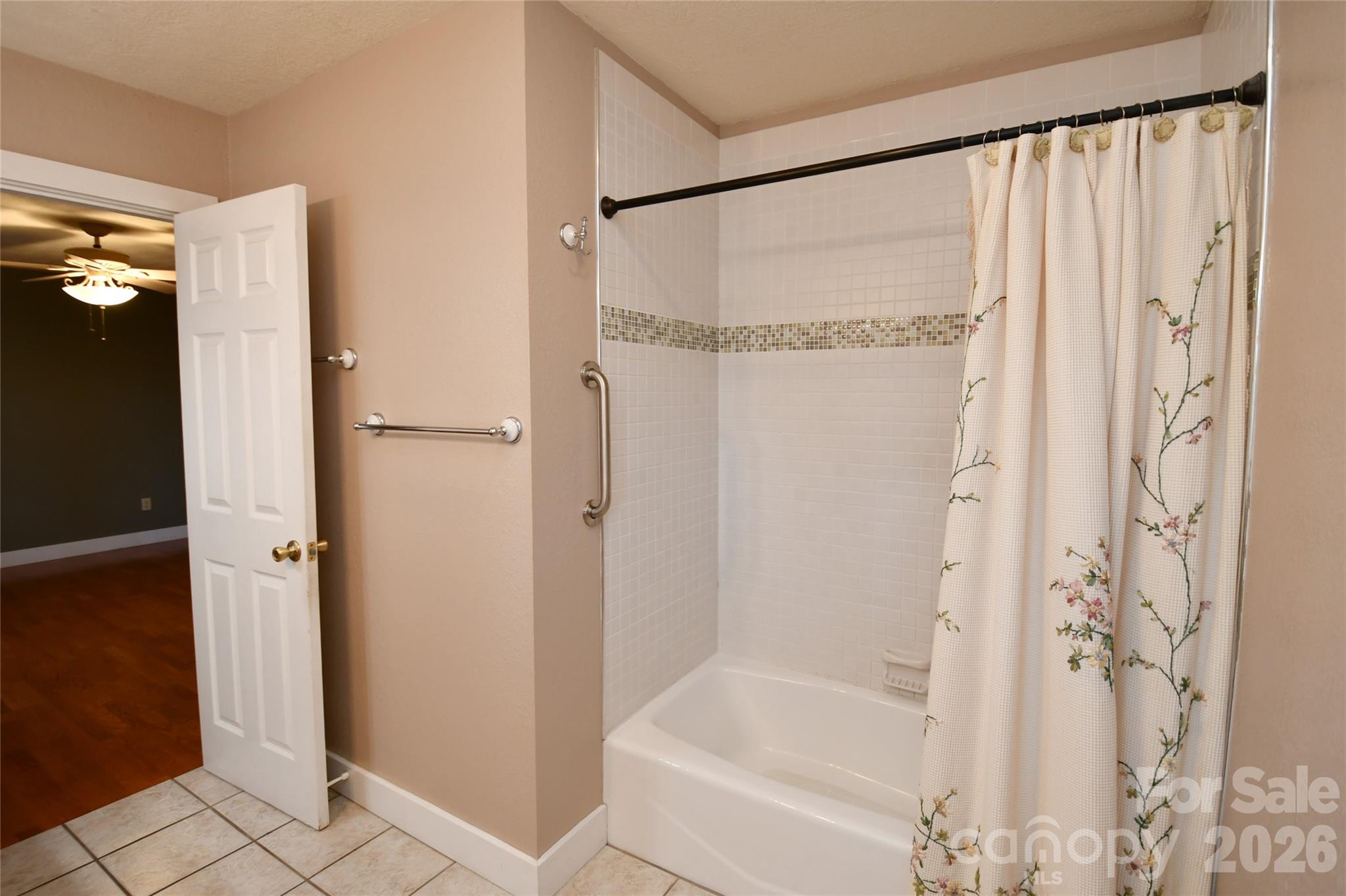 477 West Ridge Drive Burnsville, NC 28714 - Photo 25 of 48 a bathroom with a shower and a bath tub