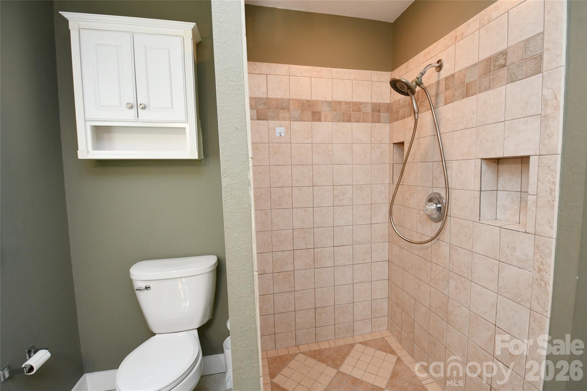 477 West Ridge Drive Burnsville, NC 28714 - Photo 33 of 48 a bathroom with a toilet sink and shower