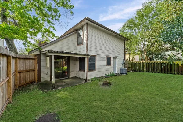 $1,700 | 25 Regency Lane, Houston, TX 77088