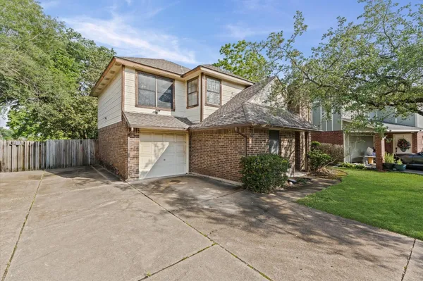 $1,700 | 25 Regency Lane, Houston, TX 77088