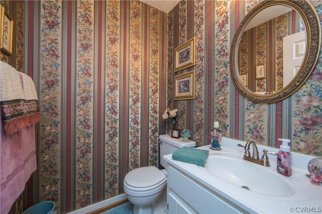 12941 Spring Run Road Midlothian, VA 23112 - Photo 26 of 48 a bathroom with a toilet sink and mirror