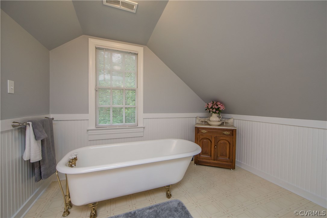 12941 Spring Run Road Midlothian, VA 23112 - Photo 29 of 48 a bathroom with bathtub and window