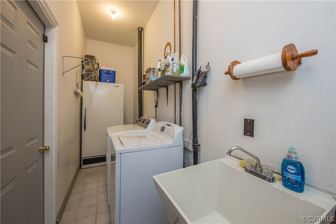 12941 Spring Run Road Midlothian, VA 23112 - Photo 10 of 48 a bathroom with a sink and mirror