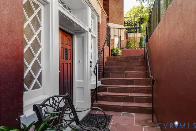 a view of entryway with a front door