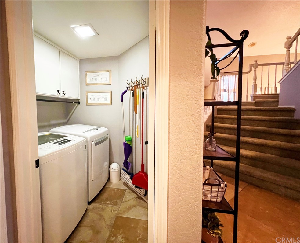 43 Corte Rivera Lake Elsinore, CA 92532 - Photo 14 of 32 a utility room with dryer and washer
