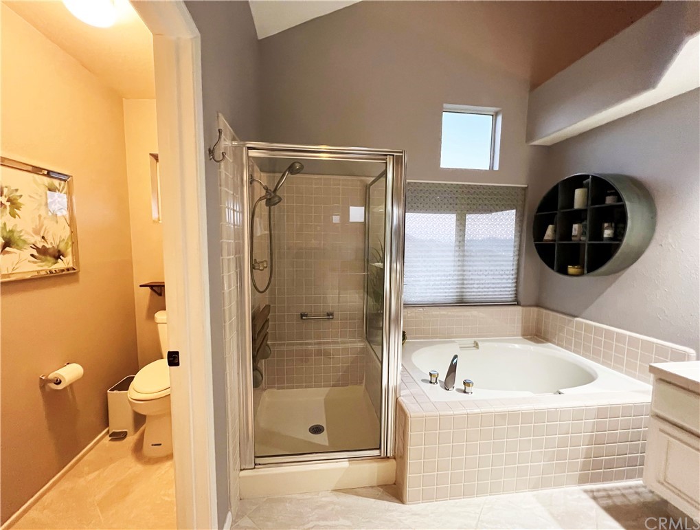 43 Corte Rivera Lake Elsinore, CA 92532 - Photo 22 of 32 a bathroom with a bathtub and a toilet