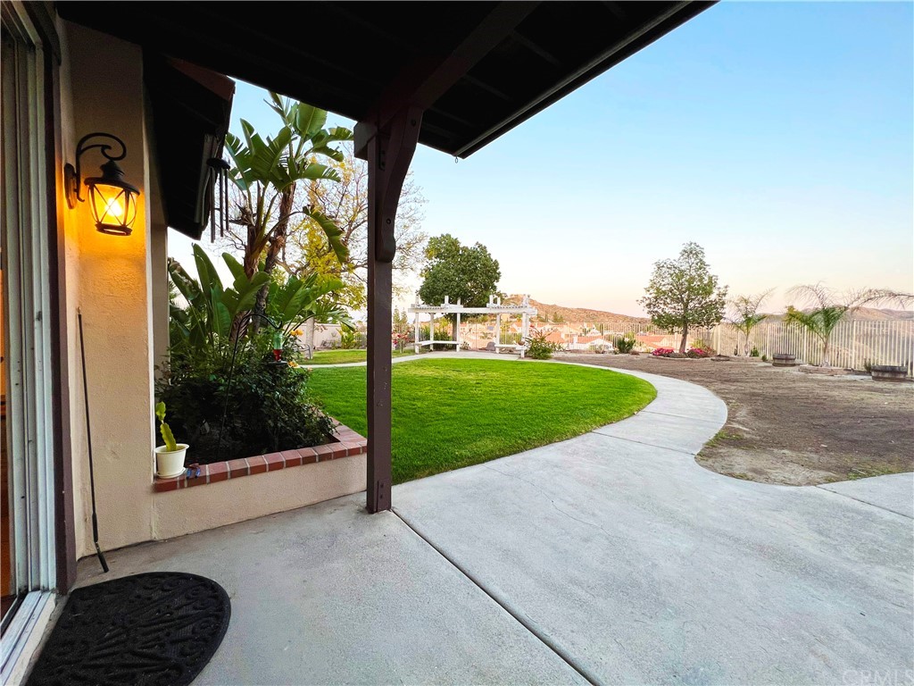43 Corte Rivera Lake Elsinore, CA 92532 - Photo 31 of 32 a view of outdoor space and yard