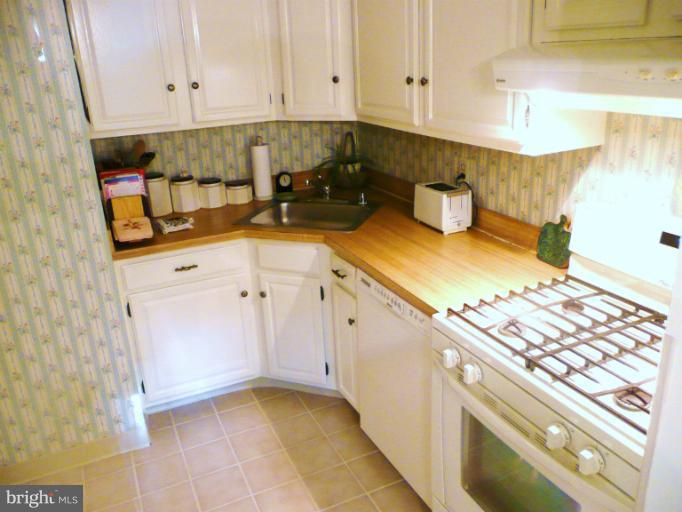 1534 Northgate Square, Unit 34/22B Reston, VA 20190 - Photo 1 of 22 Kitchen