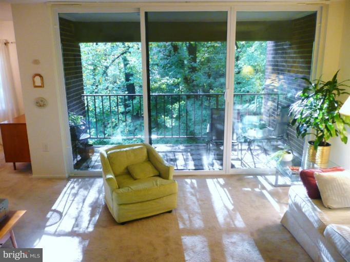 1534 Northgate Square, Unit 34/22B Reston, VA 20190 - Photo 11 of 22 Living Room