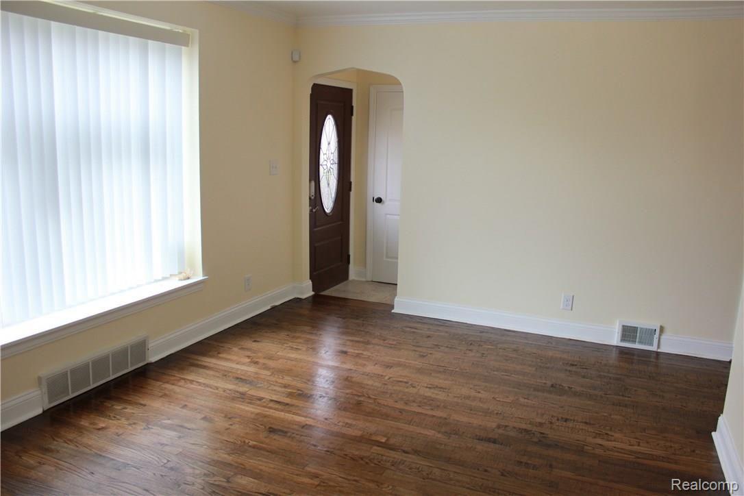 1194 Roslyn Road Grosse Pointe, MI 48236 - Photo 3 of 19 IMG_8256.JPG
