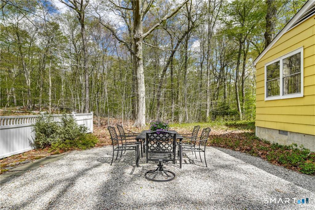 792 Smith Ridge Road New Canaan, CT 06840 - Photo 29 of 40 Back Patio