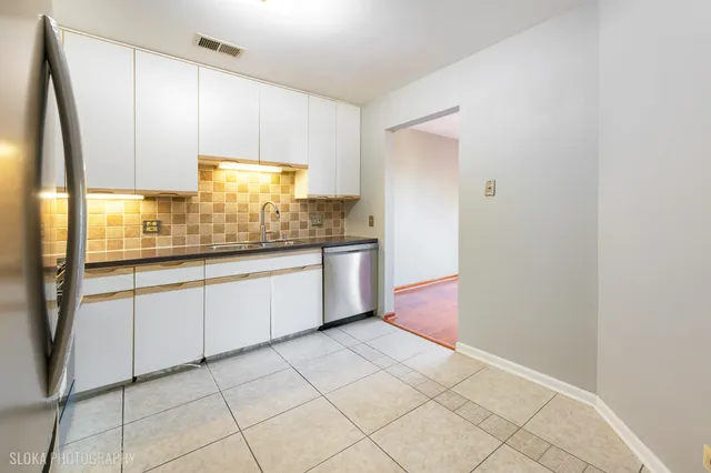 $325,000 | 2342 Hamilton Place, Schaumburg, IL 60107