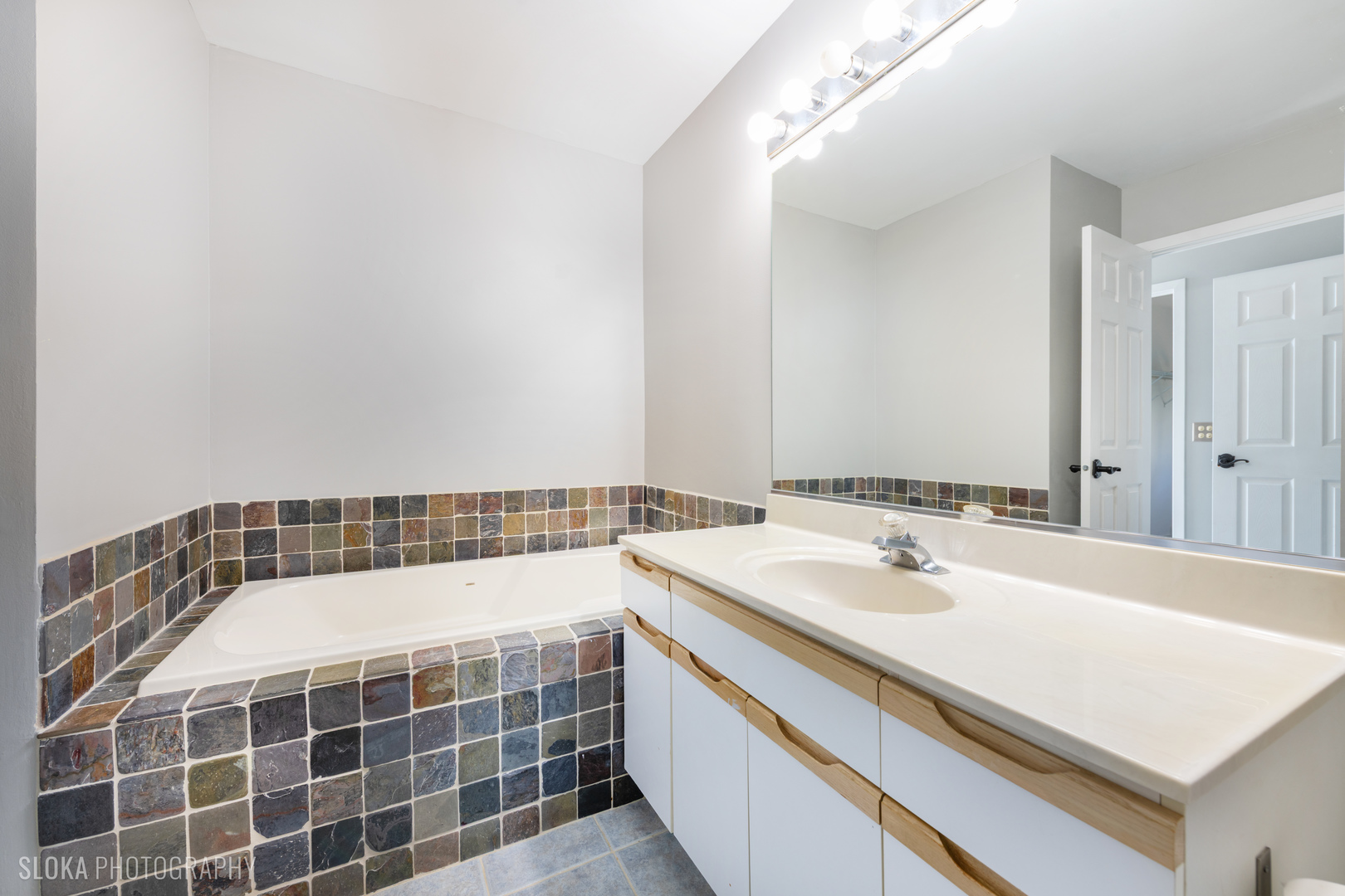 2342 Hamilton Place Schaumburg, IL 60107 - Photo 21 of 25 a bathroom with a sink and a mirror