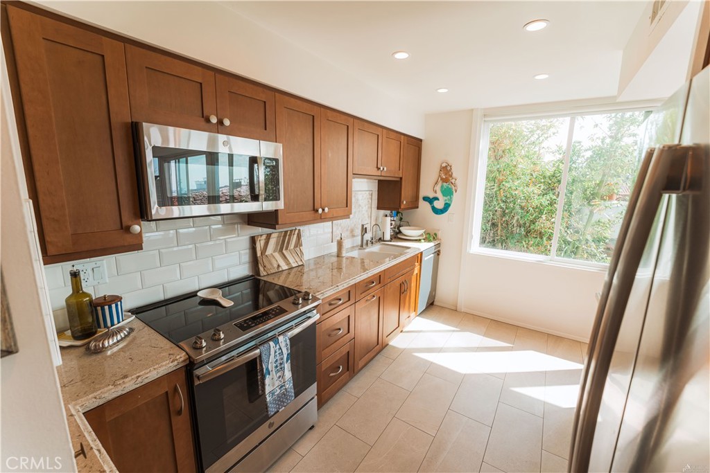 16 South 36th Place, Unit F Long Beach, CA 90803 - Photo 15 of 28 a kitchen that has a sink a stove and a window