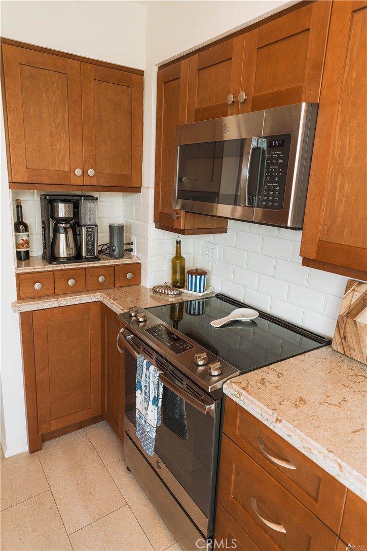 16 South 36th Place, Unit F Long Beach, CA 90803 - Photo 16 of 28 a kitchen with a stove and a microwave