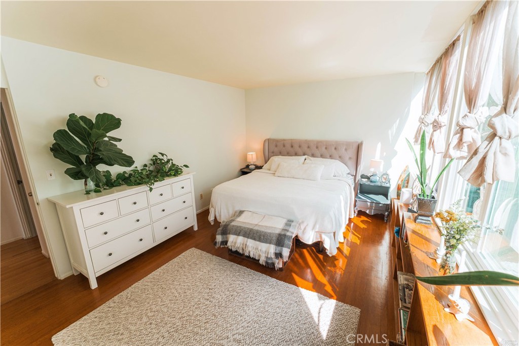 16 South 36th Place, Unit F Long Beach, CA 90803 - Photo 7 of 28 a bedroom with a bed and a dresser