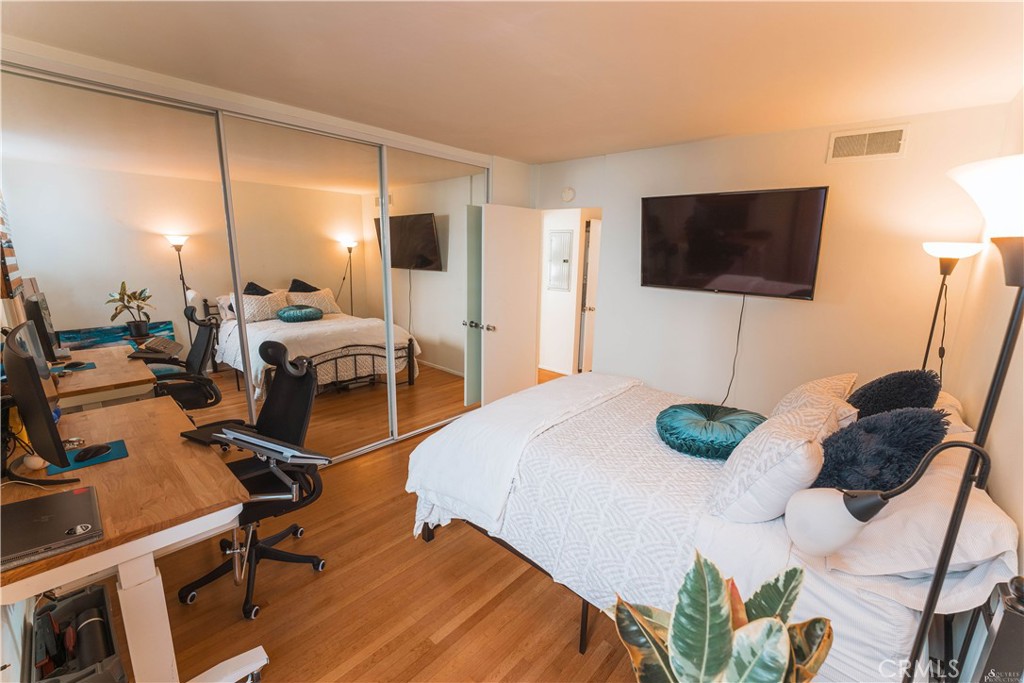 16 South 36th Place, Unit F Long Beach, CA 90803 - Photo 9 of 28 a room with furniture and a flat screen tv