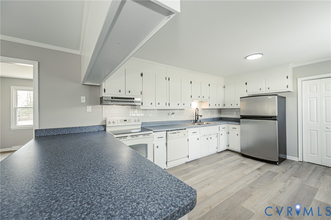 15412 Exter Mill Road Chesterfield, VA 23838 - Photo 26 of 66 Kitchen with white appliances, ornamental molding,