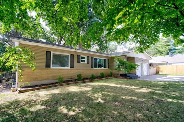 $275,000 | 605 Southeast 5th Street, Lee's Summit, MO 64063