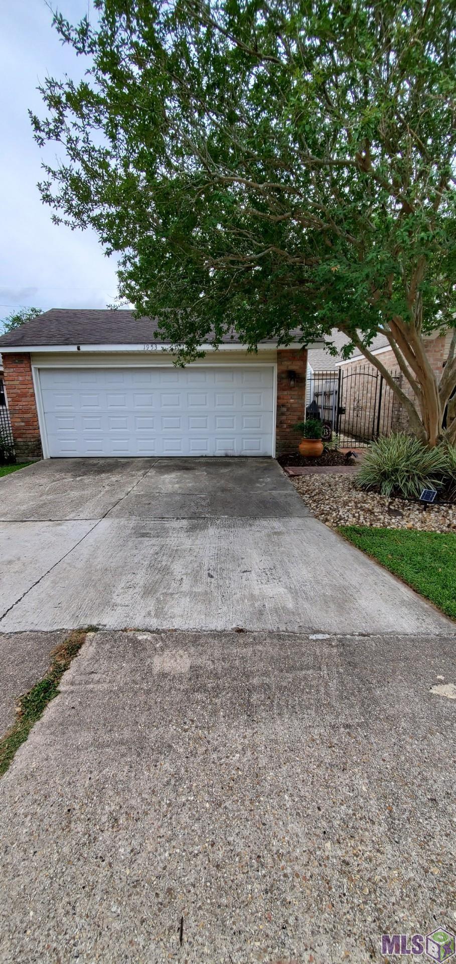 1953 Stonegate Court Baton Rouge, LA 70815 - Photo 2 of 18 Gallery Image 2