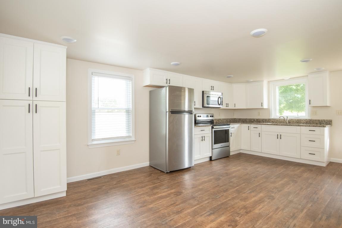 696 Overlys Grove Road New Holland, PA 17557 - Photo 5 of 28 Gallery Image 5
