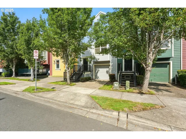 a view of a house with backyard and tree