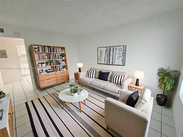 $1,900 | 6961 West 14th Court, Unit 204, Hialeah, FL 33014